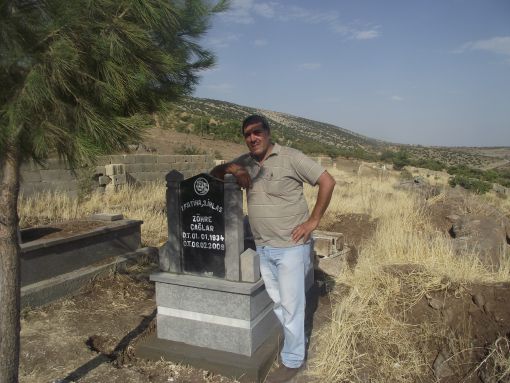  Memik Kiya eşi Zöhre ÇAĞLAR'ın kabri ve oğulları Nafi ÇAĞLAR 