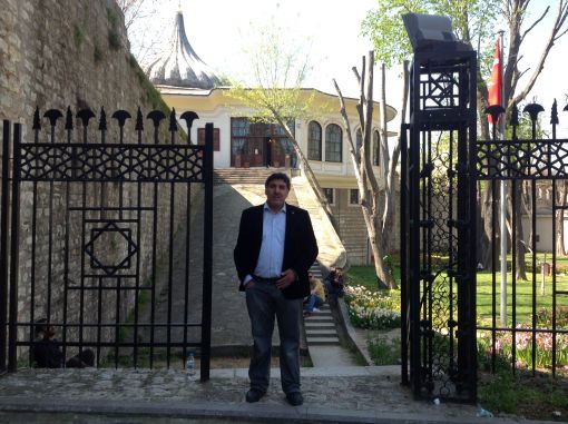 İSTANBUL ; Gülhane Parkı içi ; Ahmet Hamdi Tanpınar Müzesi önü / 13 Nisan 2013 Ct. 15:15 