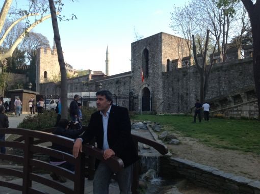  İSTANBUL ; Gülhane Parkı içi ; Ahmet Hamdi Tanpınar Müzesi önü / 13 Nisan 2013 Ct. 17:34  