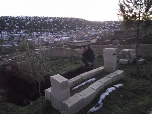 KABİR ; Gaziantep Şehitkamil Karayusuflu köyü mezarlığı ; Nafi ÇAĞLAR kendi mezar yerine bakarken / 29 Ocak 2012 Pazar 16:56  
